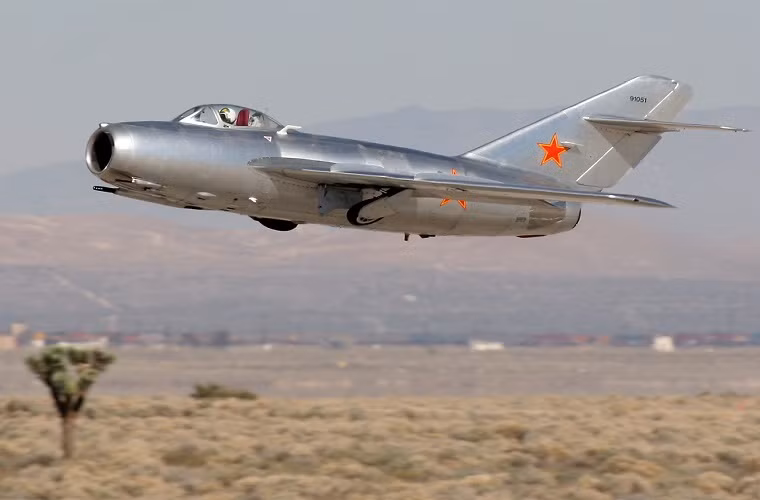 Trong suốt Chiến tranh Thế giới thứ 2 các dòng tiêm kích do MiG thiết kế và sản xuất luôn thể hiện tốt khả năng chiến đấu của mình. Tính hiệu quả trong không chiến của các dòng máy bay chiến đấu MiG vẫn được thể hiện rõ nét trong các dòng máy chiến đấu phản lực đầu tiên của Không quân Liên Xô như MiG-9 hoặc MiG-15.