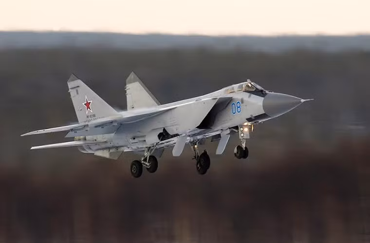 Máy bay tiêm kích đánh chặn siêu âm MiG-31 cũng là một trong những đứa con cưng của MiG, ra đời từ những năm 1980 nhưng tới thời điểm hiện tại MiG-31 vẫn được xem là một trong những tiêm kích đánh chặn đáng sợ nhất thế giới khi nó sở hữu tốc độ nhanh khủng khiếp cùng bộ vũ khí đối không "vô đối".