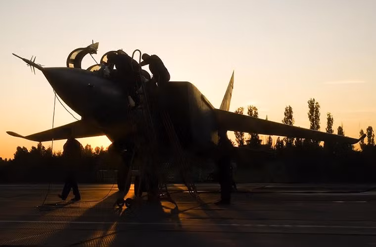 Một chiếc tiêm kích đánh chặn MiG-25 biến thể hai chỗ ngồi của Không quân Nga sau một buổi bay huấn luyện.