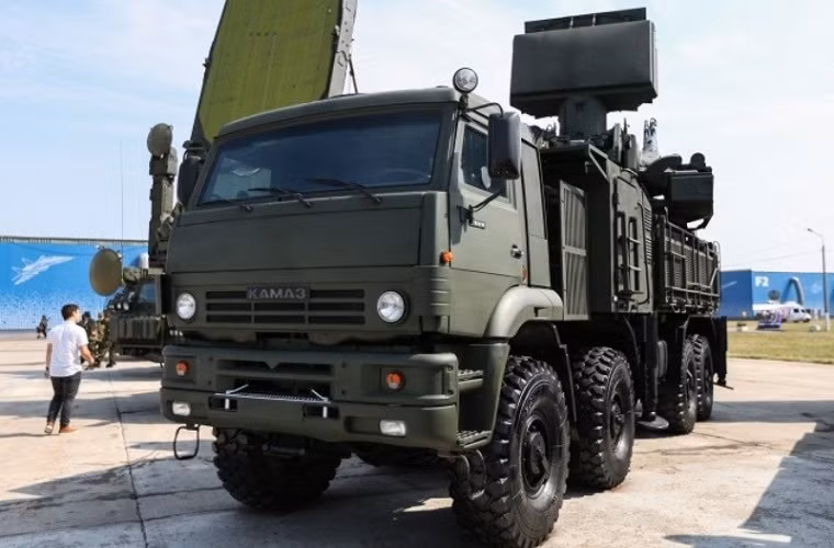 Tổ hợp tên lửa-pháo phòng không tầm thấp Pantsir-S1 của Nga tại một triển lãm quốc phòng, ngoài việc được trang bị cho Quân đội Nga Pantsir-S1 còn là một trong những dòng vũ khí bán chạy nhất của Nga.