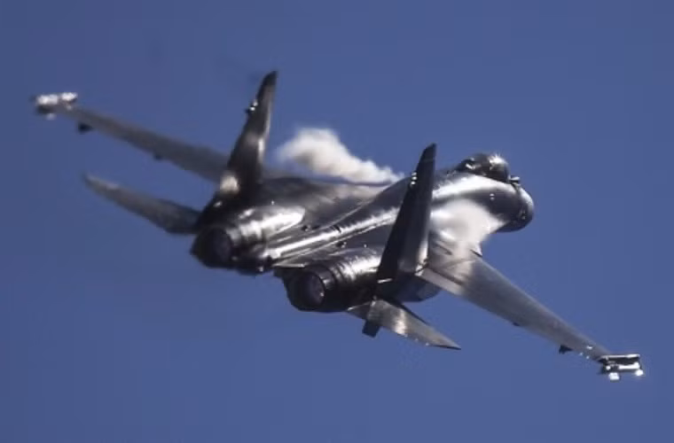 Dù chuẩn bị đưa vào trang bị máy bay chiến đấu tàng hình thế hệ thứ 5 PAK FA nhưng tiêm kích đa năng Su-35 dòng máy bay chiến đấu thế hệ 4++ vẫn sẽ đóng vai trò xương sống trong Không quân Nga ít nhất vài thập kỷ nữa.