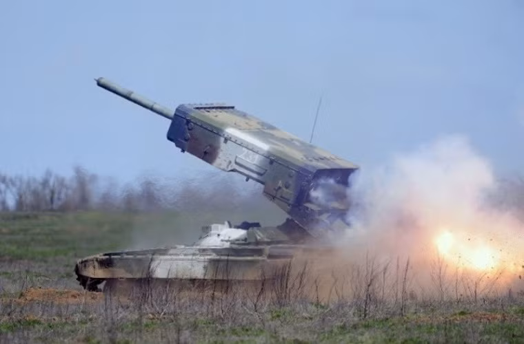 Tổ hợp pháo phản lực phóng loạt hạng nặng TOS-1A của Quân đội Nga trong một đợt diễn tập bắn đạn thật.