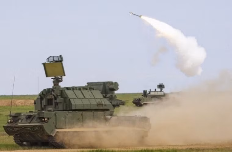 Từ năm 2000 cho tới nay, Quân đội Nga cũng đưa vào trang bị hàng loạt tổ hợp tên lửa phòng không thế hệ mới với nhiều tính năng kỹ chiến thuật ưu việt hơn, trong đó có thể kể tới như S-400, Tor-M1, Buk-M2E và Pantsir-S1.