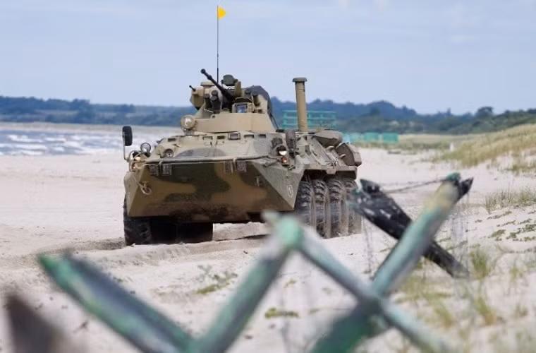 Trong phát biểu của mình, Tổng thống Putin tiết lộ rằng, trong năm 2015 tốc độ hiện đại hóa trang bị của Quân đội Nga cao hơn hẳn 2014 và các loại vũ khí mới được đưa vào trang bị đều đang hoạt động hiệu quả. Trong ảnh là xe bọc thép chở quân BTR-82A của Quân đội Nga. Hiện tại, nước này đã gần như hoàn tất việc nâng cấp những chiếc BTR-80 có trong biên chế lên biến thể BTR-82A hiện đại hơn.