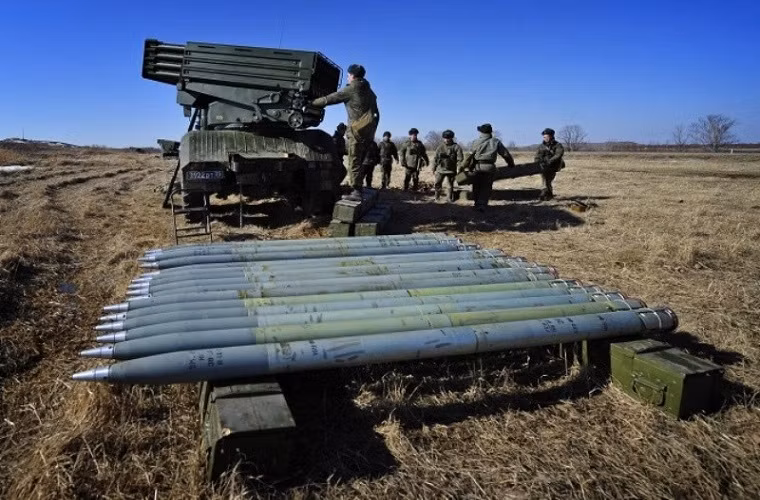 Hiện tại, Quân đội Nga đang gần như thay máu ở tất cả các binh chủng nhất là trong đó có cả lực lượng pháo binh. Trong ảnh là tổ hợp pháo phản lực đa nòng "Tornado-G" 122mm mới được Quân đội Nga đưa vào trang bị có độ chính xác cao hơn hẳn BM-21 Grad huyền thoại.