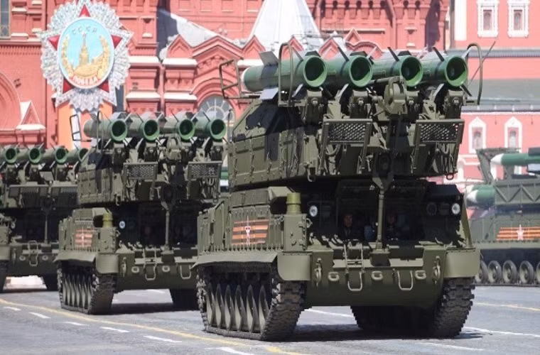 Hình ảnh tổ hợp tên lửa phòng không tầm trung Buk-M2 của Quân đội Nga trong lễ duyệt binh mừng Ngày Chiến thắng phát xít tại Quảng trường Đỏ.