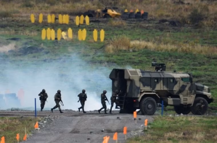 Ngoài các loại vũ khí hạng nặng. trang bị cá nhân của binh sĩ Nga cũng được nâng cao với việc đưa vào trang bị các mẫu quân phục chiến đấu thế hệ mới giúp bảo vệ binh sĩ tốt hơn trên chiến trường.