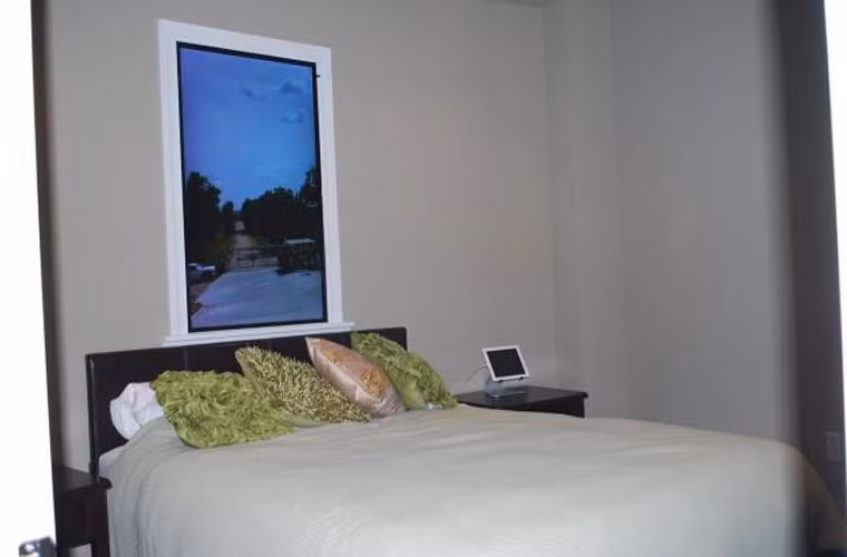 Một góc phòng ngủ trong chung cư, được trang bị gường vừa rộng vừa mềm mại. Tất cả những căn hộ trong đây đều đã được bán, diện tích của mỗi căn hộ là 185 mét vuông, giá của nó tử 1,5 – 3 triệu USD.