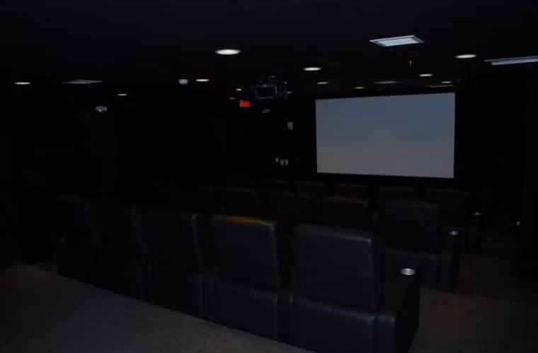 Phòng chiếu phim dưới lòng đất với 17 ghế ngồi. Chung cư này ngay cả khi bị tấn công bom hạt nhân, nó cũng không thể bị phá vỡ. Thậm chí tốc độ gió giật 800km/giờ, nó cũng có thể vẫn đảm bảo an toàn.