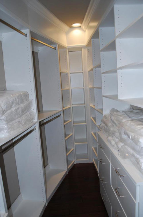 Cận cảnh gian chứa vật tư bên trong căn hộ, có thể dùng để cất các vật tư như chăn, quần áo và đồ dùng hàng ngày.