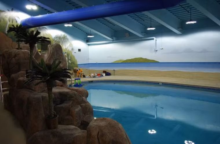 Bể bơi được xây dựng ngầm dưới đất, trang trí nội thất trong phòng phần đa sử dụng phong cách tự nhiên, để tránh người ở có cảm giác buồn chán.