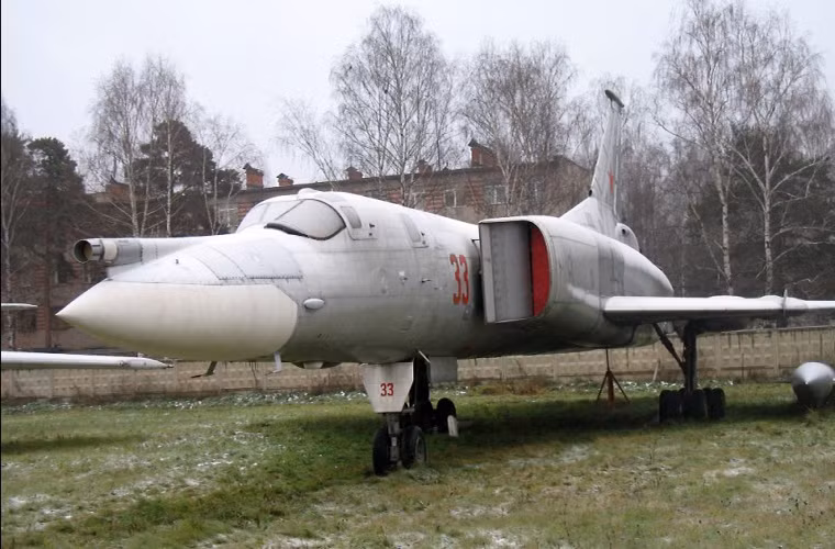 Cận cảnh chiếc Tu-22M với cần tiếp nhiên liệu trên không phía trước mũi máy bay.