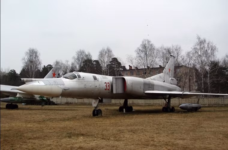 Bên cạnh nó là một chiếc máy bay ném bom chiến lược siêu thanh Tupolev Tu-22M, dù mang tiếng là biến thể hiện đại hóa của Tu-22 nhưng Tu-22M lại sở hữu thiết kế hoàn toàn khác biệt so với người tiền nhiệm của mình.