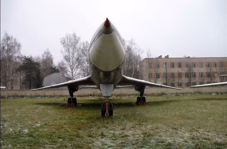Nguyên mẫu máy bay ném bom và trinh sát phản lực Tupolev Tu-22 của Không quân Liên Xô tại Monino.