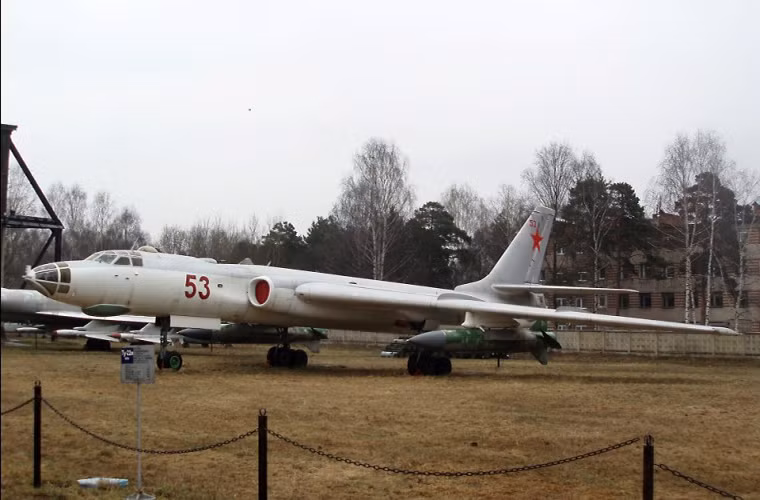 Tại một góc khác là máy bay ném bom phản lực Tupolev Tu-16K với tên lửa không đối hạm Raduga KSR-5, nó cũng có thể được sử dụng như một tên lửa hành trình tầm xa.