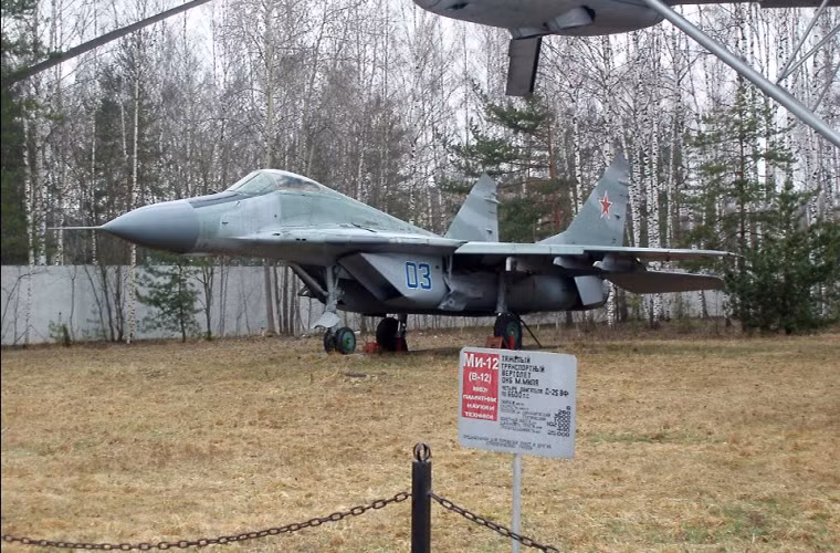 Khu trưng bày ngoài trời của bảo tàng Minino là nơi trưng bày chủ yếu của các mẫu máy bay có kích thước cỡ lớn và nguyên mẫu hoàn chỉnh của nhiều dòng máy bay quân sự khác nhau. Ảnh: Một chiếc tiêm kích MiG-29 được trưng bày tại Monino.