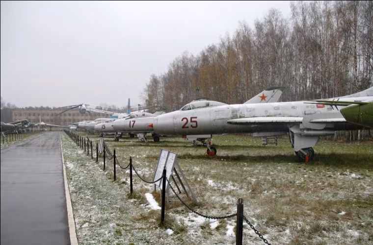 Hàng dài các dòng máy bay chiến đấu MiG qua từng thời kỳ được trưng bày tại Monino.