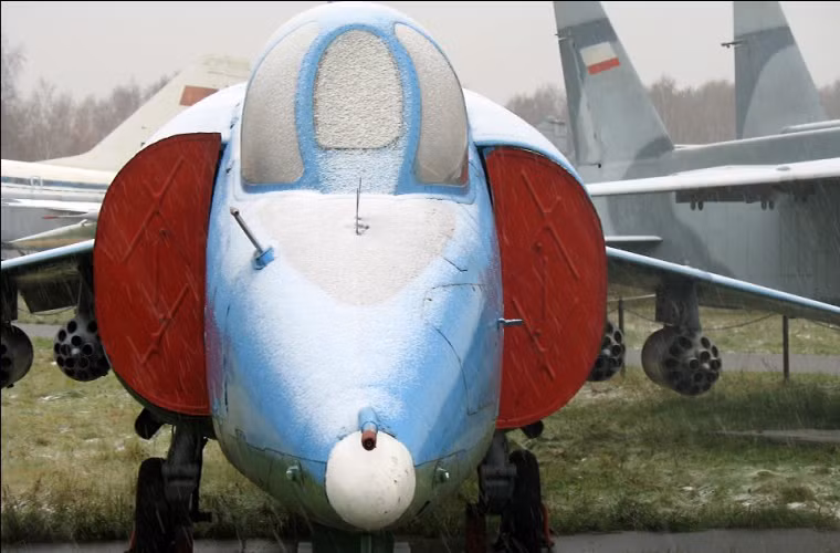 Trong ảnh là máy bay chiến đấu đa nhiệm đầu tiên của Hải quân Liên Xô Yakovlev Yak-38, điều khiến cho nó trở nên đặc biệt là khả năng cất hạ cánh thẳng đứng.