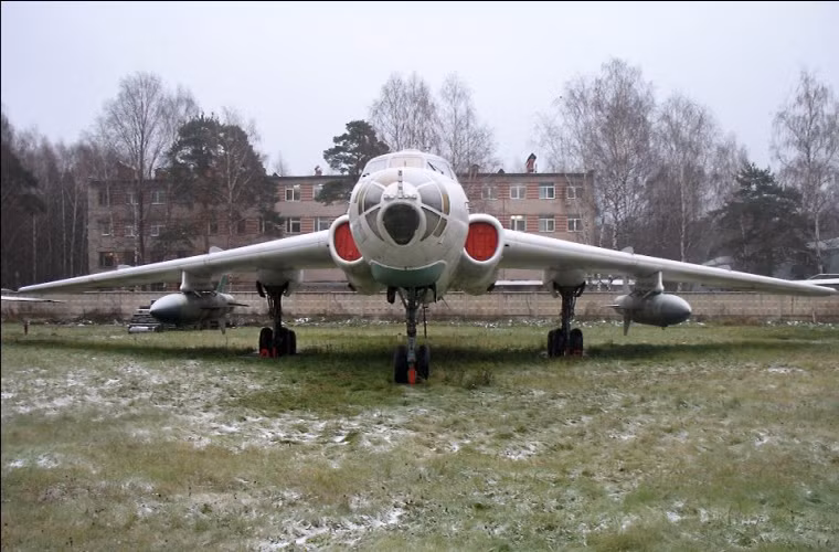 Tu-16 từng là dòng máy bay ném bom chủ lực của Không quân Liên Xô trong suốt thời kỳ Chiến tranh Lạnh với số lượng được sản xuất lên tới hơn 1.500 chiếc.