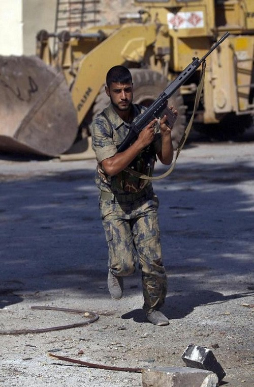 Tuy nhiên, số lượng lớn FN FAL xuất hiện trong hàng ngũ các tay súng thuộc IS không gì khác là hậu quả của việc Phương Tây hậu thuẫn các nhóm vũ trang đối lập tại Syria khi cung cấp vũ khí cho các nhóm này, nhưng những khẩu FN FAL trên lại được chuyển những địa chỉ khác vốn thuộc về Nhà nước Hồi giáo IS.