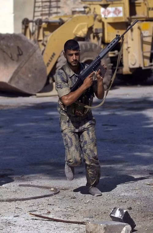 Tuy nhiên, số lượng lớn FN FAL xuất hiện trong hàng ngũ các tay súng thuộc IS không gì khác là hậu quả của việc Phương Tây hậu thuẫn các nhóm vũ trang đối lập tại Syria khi cung cấp vũ khí cho các nhóm này, nhưng những khẩu FN FAL trên lại được chuyển những địa chỉ khác vốn thuộc về Nhà nước Hồi giáo IS.