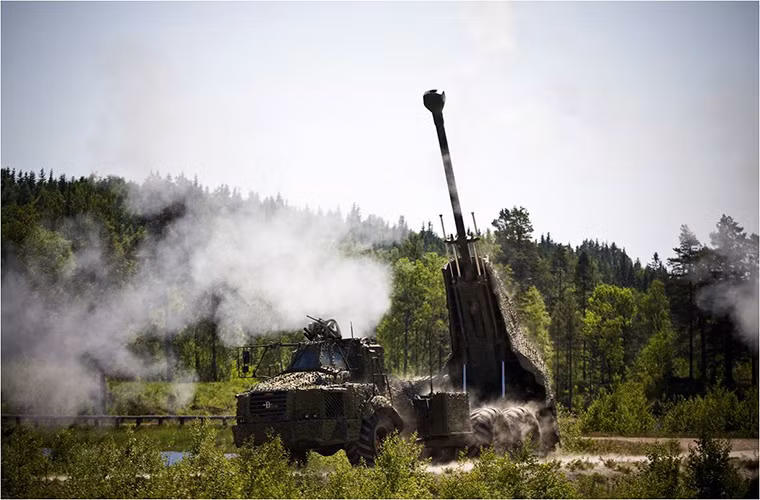 Tốc độ bắn tối đa của Archer là từ 8-9 viên/ mỗi phút với khả năng tấn công nhiều mục tiêu trong cùng một lúc và mỗi chiếc Archer chỉ có thể mang theo tối đa 20 đạn pháo 155mm. Với khả năng tự động hóa cao Archer chỉ cần mất 30 giây để triển khai và khai hỏa do được đặt trên khung gầm đặc chủng Volvo A30D 6x6 - mẫu pháo tự hành bánh lốp này có khả năng cơ động khá cao và có thể hoạt động độc lập trên chiến trường.