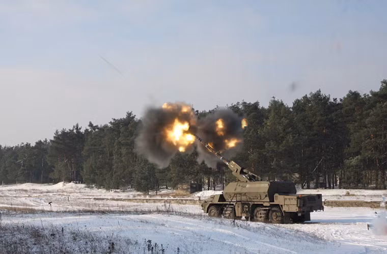 Hệ thống pháo 155mm của ZUZANA được thiết kế hoàn toàn tự động với hệ thống máy tính điều khiển hỏa lực có thể tự xác định mục tiêu và có khả năng tấn công nhiều mục tiêu cùng lúc