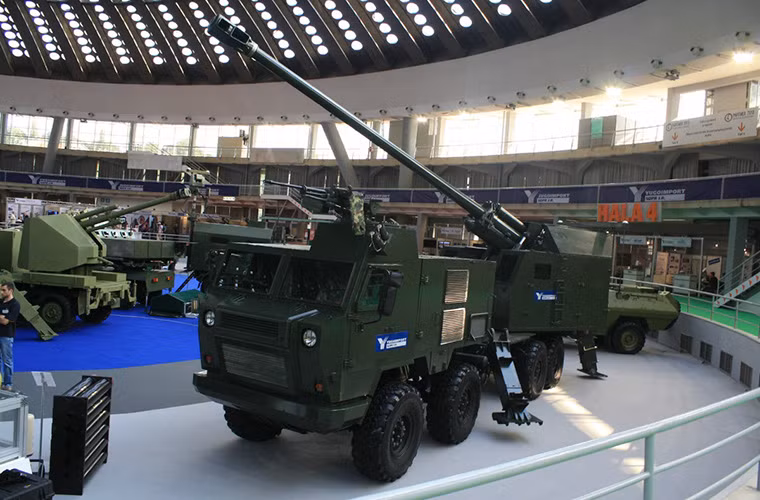 Phiên bản đầu tiên của Nora B-52 được lắp trên khung gầm xe tải FAP 2832 của Serbia, tuy nhiên phiên bản cải tiến lại được đặt trên khung gầm Kamaz 8x8 do Nga chế tạo. Ngoài ra Nora B-52 còn có một biến thể bọc thép nhằm tăng cường khả năng bảo vệ cho kíp chiến đấu.