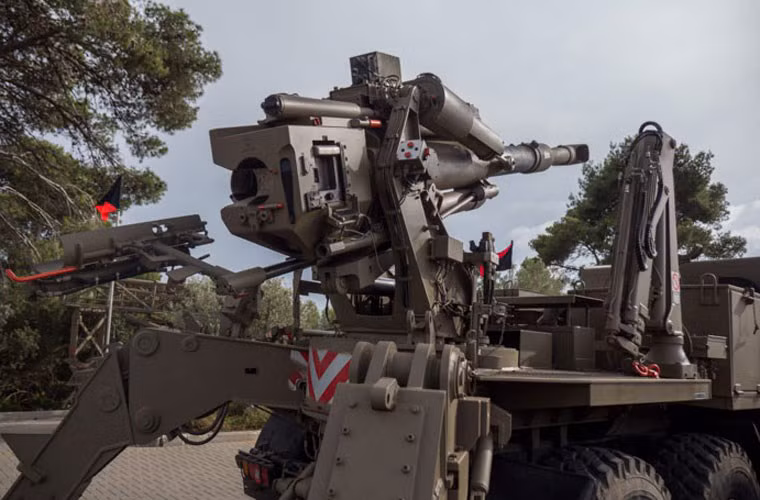 ATOMS 2000 được trang bị hệ thống điều khiển hỏa lực và máy tính đường đạn tiên tiến có thể tự chuyển hướng theo mục tiêu. Nó được đặt trên khung gầm xe tải đặc chủng Tatra T815 6x6 được bọc thép, với khả năng mang theo tối 32 đạn pháo 155mm.