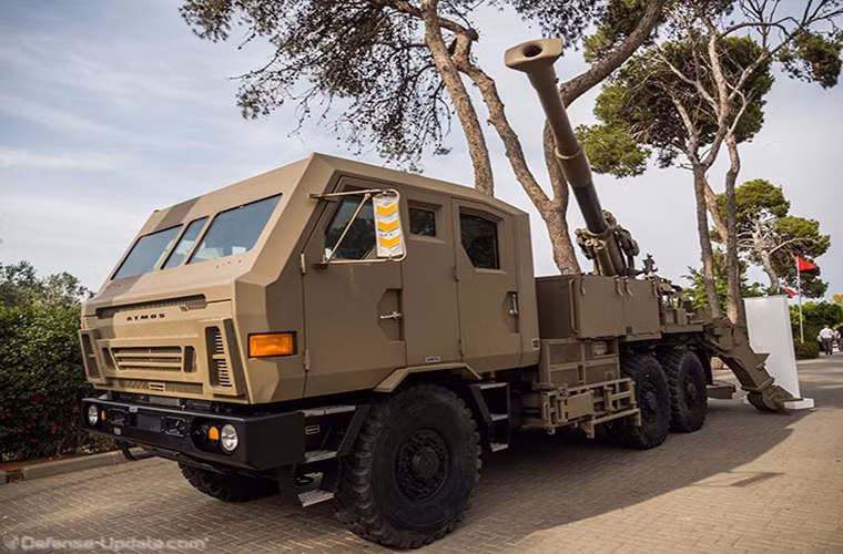 Vị trí thứ 5 thuộc về pháo tự hành ATOMS 2000 do công ty quốc phòng Soltam của Israel phát triển. Nó được thiết kế từ năm năm 2001 để phục vụ chủ yếu cho thị trường xuất khẩu, tuy nhiên các hợp đồng xuất khẩu ATOMS thường được Israel giữ kín ngoại trừ hợp đồng của Thái Lan vào năm 2013.