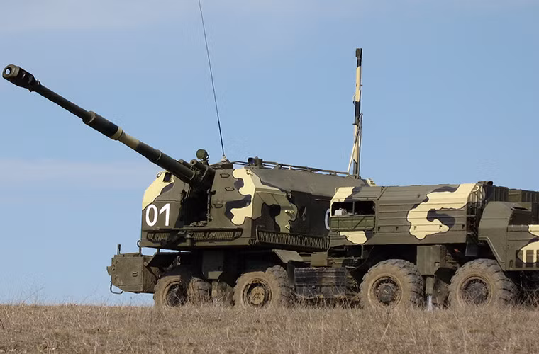 Toàn bộ tổ hợp của Bereg được đặc trên khung gầm đặc chủng MAZ-543M 8x8 có khả năng cơ động cao thời gian triển khai nhanh, kíp chiến đấu của tổ hợp pháo tự hành phòng thủ bờ biển Bereg gồm 8 binh sĩ.