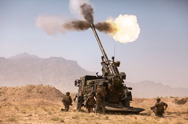 Caesar được phát triển nhằm thay thế cho mẫu pháo tự hành F3 155mm được trên khung gầm bánh xích hạng nhẹ AMX-13 đã lỗi thời của Quân đội Pháp. Caesar được trang bị hệ thống nạp đạn bán tự động và sử dụng các loại đạn pháo 155mm theo chuẩn NATO, tầm bắn tối đa của nó với đạn tăng tầm là 43km. Đặc biệt, Caesar cũng có thể bắn được cả đạn chống tăng dẫn đường với tầm bắn hiệu quả 34km. Tuy nhiên số lượng đạn pháo 155mm Caesar có thể mang theo khá hạn chế chỉ 18 viên.