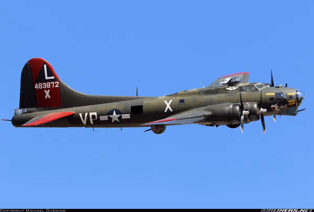 B-17 được xem là một trong những máy bay ném bom lớn nhất nước Mỹ và lớn nhất trên thế giới thời bấy giờ. Nó có trọng lượng cất cánh tối đa tới 29,7 tấn, dài 22,66m, rộng 5,82m, sải cánh 31,62m.