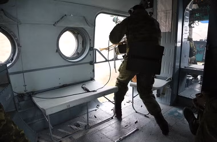 Trong khi đó một chiếc Mi-8MT khác làm nhiệm vụ hổ trợ hỏa lực với súng máy PKP 7.6mm.