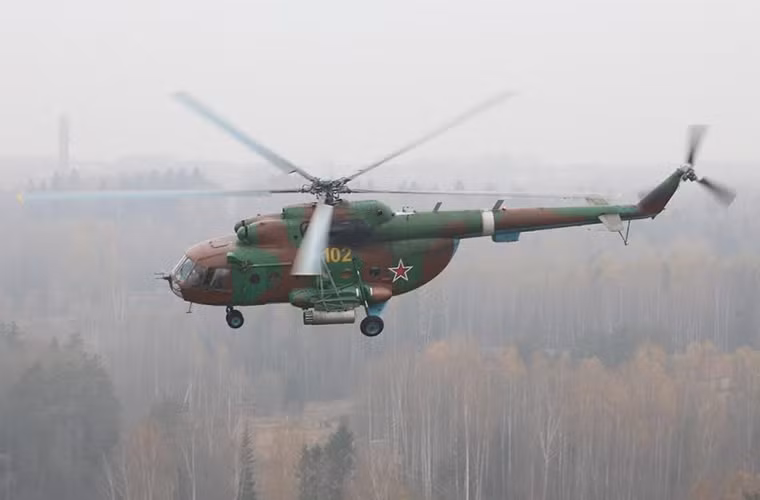 Chiếc Mi-8MT nhào lộn trên không trong buổi diễn tập tại Krasnoarmeisk.