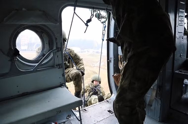 Hình ảnh các binh sĩ đơn vị đặc nhiệm thuộc Bộ Nội vụ Nga đổ bộ trên không từ một chiếc Mi-8MT.