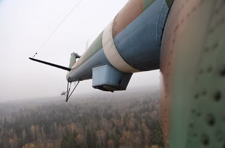 Hình ảnh được chụp từ một camera lắp trên thân chiếc Mi-8MT, phía xa là một chiếc Mi-8MT khác cũng tham gia diễn tập.