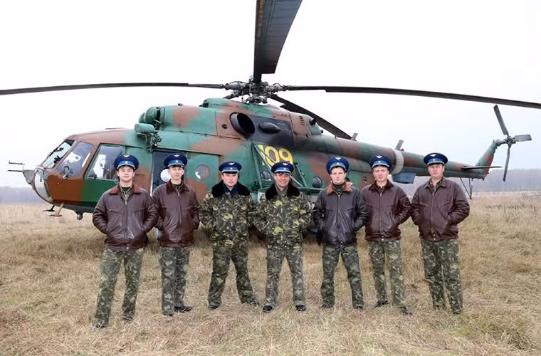 Phi hành đoàn hai chiếc trực thăng Mi-8MT chụp ảnh kỷ niệm sau khi kết thúc buổi diễn tập tại Krasnoarmeisk.