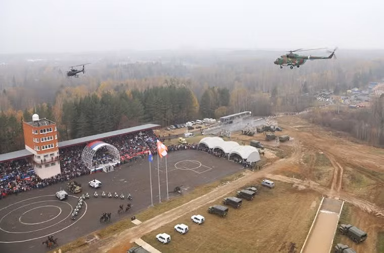 Toàn cảnh buổi diễn tập tại Krasnoarmeisk nhìn từ trên cao.