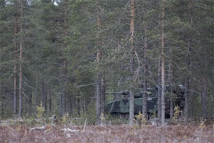 Ngoài những chiếc Leopard 2 Strv-122 còn có sự xuất hiện của những chiếc xe chiến đấu bộ binh CV-90 của Thụy Điển.