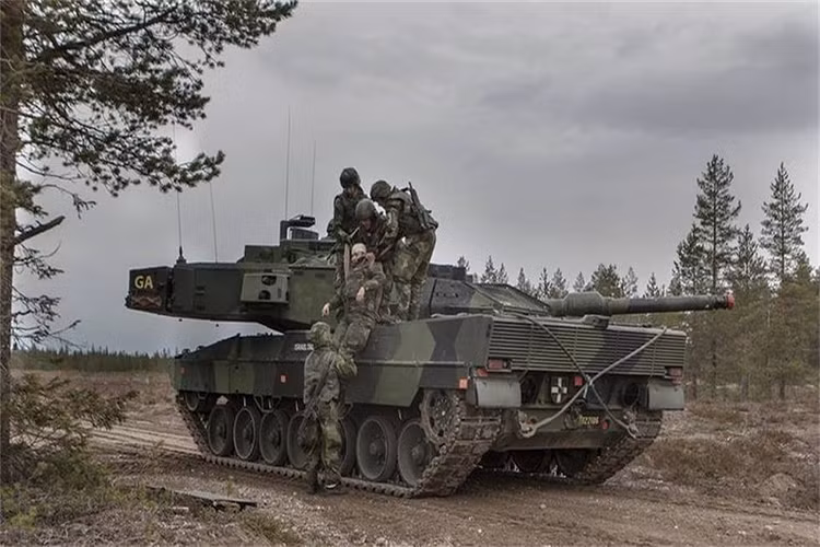 Leopard 2 Strv-122 của Thụy Điển cũng được trang bị pháo nòng trơn Rheinmetall 120mm L55 thay vì pháo Rheinmetall 120mm L44 như trên các phiên bản Leopard 2A5 thông thường.