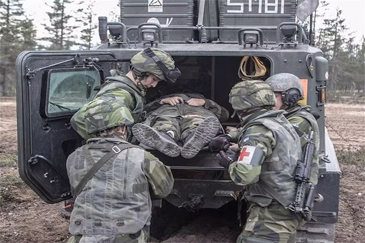 Dù có thiết kế khá nhỏ nhưng Bandvagn 206 lại có khả năng chở theo tới 17 binh sĩ với modul phía sau có thể mang theo 11 binh sĩ hoặc 6 cán cứu thương.