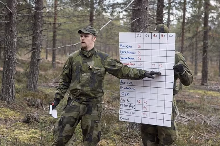 Trong ảnh là chỉ huy trưởng đơn vị Leopard 2 Strv-122 tham gia huấn luyện đang hướng dẫn cho các kíp chiến đấu.