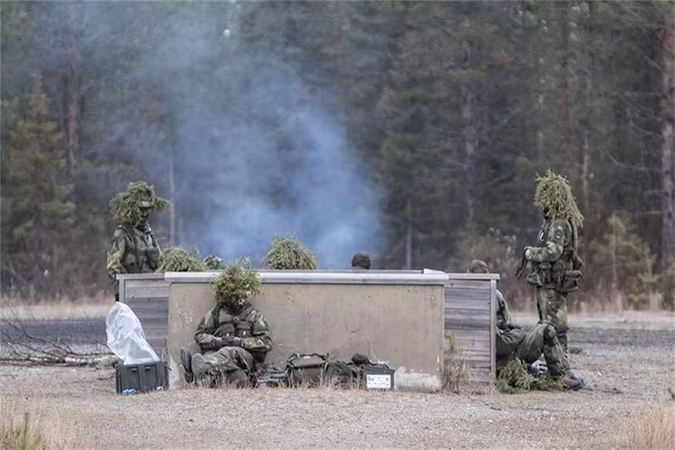 Các binh sĩ Thụy Điển nghỉ ngơi sau một ngày huấn luyện vất vả.