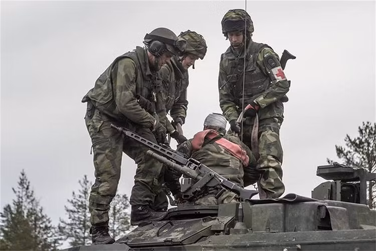 Kíp chiến đấu của một chiếc Leopard 2 Strv-122 đưa một binh sĩ bị thương ra khỏi xe trong buổi huấn luyện.