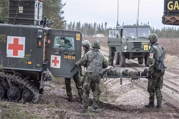 Xe bọc thép cứu thương chiến trường Bandvagn 206 của Quân đội Thụy Điển tham gia huấn luyện.