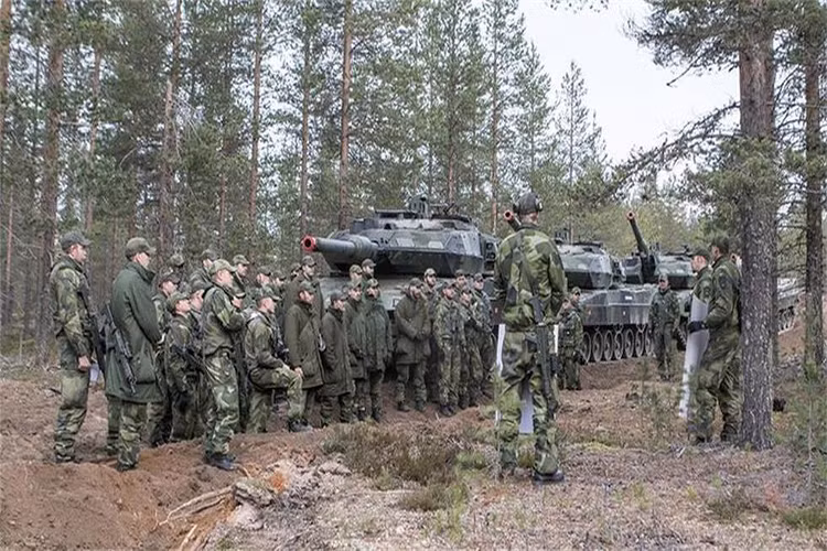 Toàn bộ chỉ huy và kíp chiến đấu của đơn vị Leopard 2 Strv-122 tham gia buổi huấn luyện của Quân đội Thụy Điển vào cuối tháng 10.