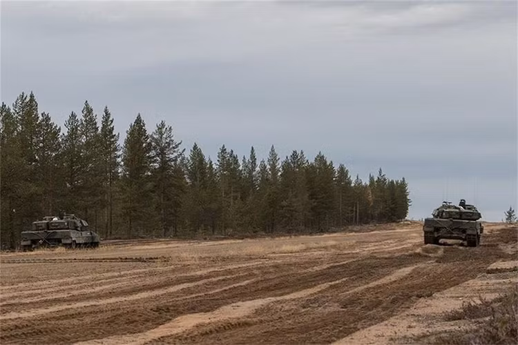 Đội hình gồm hai chiếc Leopard 2 Strv-122 tham gia hành quân huấn luyện.