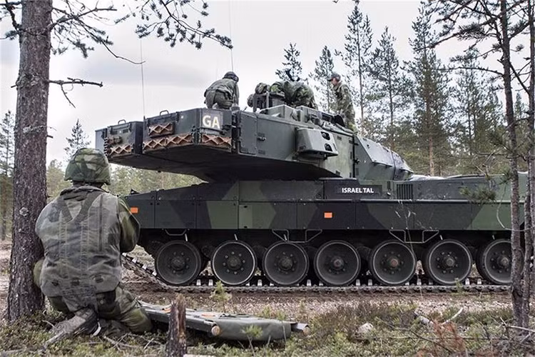 Biến thể xe tăng chiến đấu chủ lực Leopard 2A5 được giới thiệu lần đầu tiên vào đầu những năm 1990, nó được nâng cấp đáng kể về hệ thống điều khiển hỏa lực và giáp bảo vệ so với các biến thể Leopard 2 trước đó.