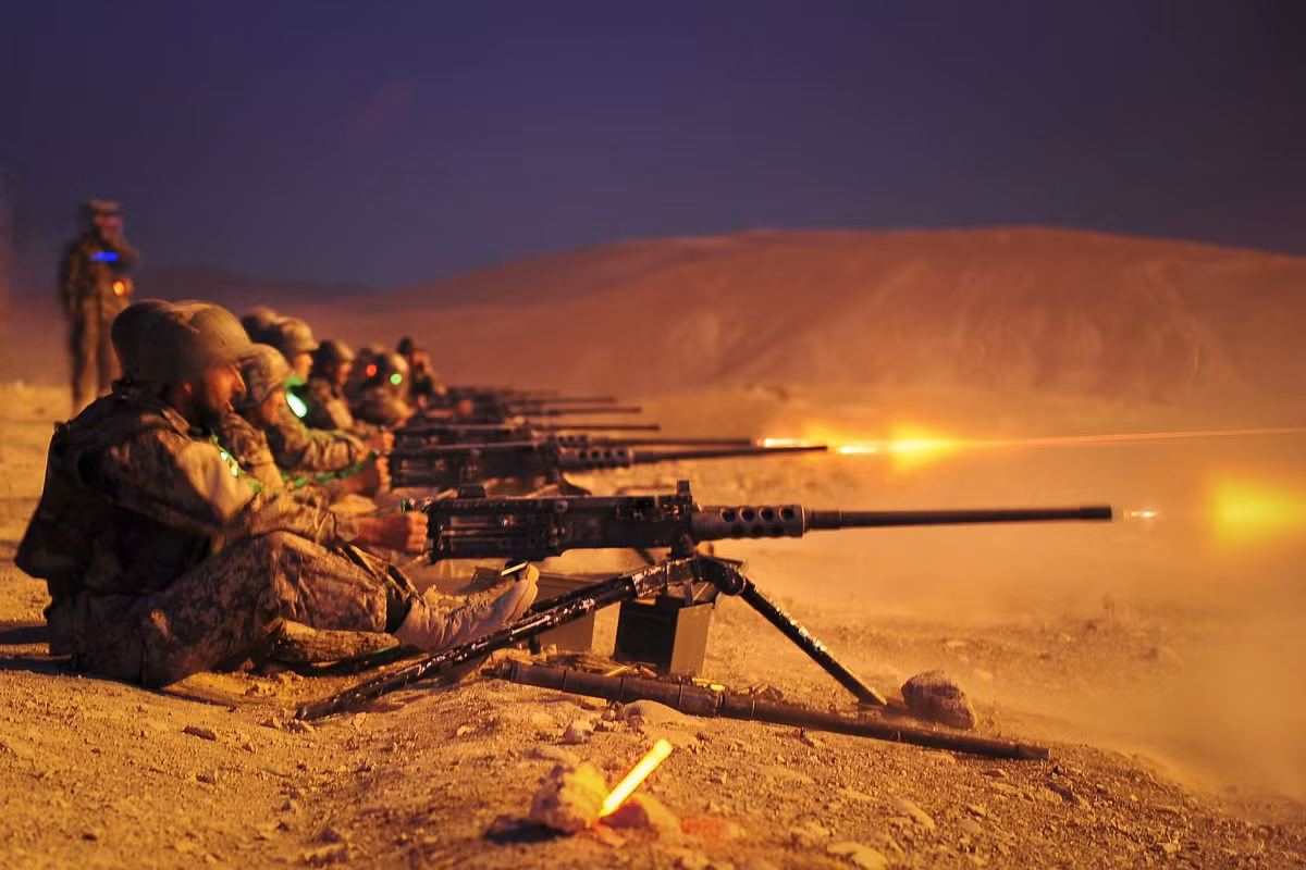 Một trong những vũ khí tối tân được Quân đội Mỹ yêu quý nhất trên chiến trường là đại liên M2 Browning - khẩu súng máy lâu đời nhất nước Mỹ. Khẩu súng này được đưa vào sử dụng từ năm 1933, đến nay trải qua hơn 80 năm phục vụ, M2 vẫn chứng minh là một vũ khí đầy hiệu quả. Súng sử dụng cỡ đạn 12,7 mm với tốc độ bắn 550 viên/phút. 